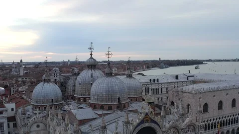 Drone flyover of St. Mark's Basilica in Venice, Italy Video stock 106896091