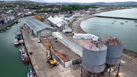 Drone flyover of Wicklow Harbour docks with fishing boats and industrial silos Vidéo 341427914