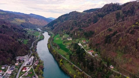 Drone flyover wide river valley landscape 库存影片 332421096