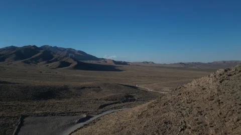 Drone Flys Through Nevada Desert Mountains Vídeo Stock 257793712