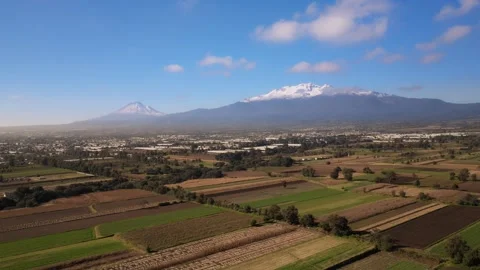 Drone footage approaching snow-capped Popocatépetl and Iztaccíhuatl, Mexico Видео 344889778