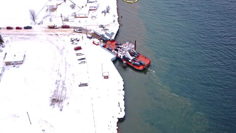 Drone footage capturing a ferry transporting vehicles between the Upper 库存影片 335298984