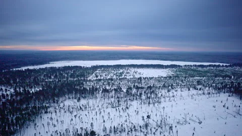 Drone footage capturing the vast emptiness of Highway 2 in northern Michigan Vídeo Stock 334766036