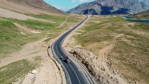 Drone footage capturing vehicle movement on the remote Kargil-Zanskar Highway 動画素材 311161841
