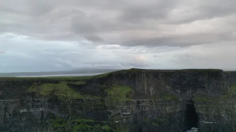 Drone footage of Cliffs of Moher 스톡 동영상 331960712