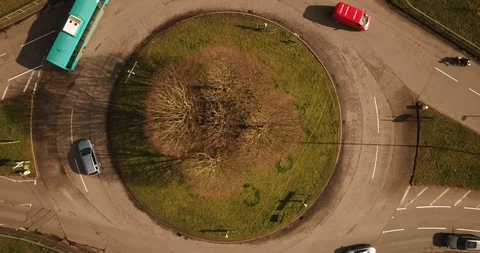 Drone footage climbing over a medium roundabout in an English town. Stock-Footage 87167514