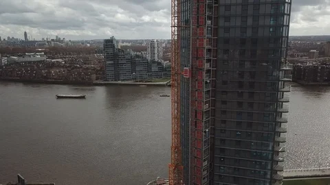 Drone footage of construction workers at height working on a glass skyscraper. Vidéo 87862718