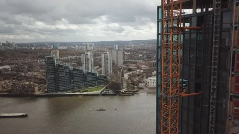 Drone footage of construction workers at height working on a glass skyscraper. Видео 87869640