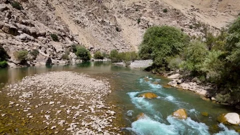 Drone Footage of Crystal Clear River Rapids in Ghorband Valley Afghanistan Vidéo 319082302