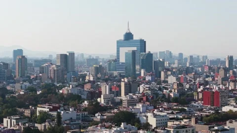 Drone footage of a distant perspective of CDMX, during a smoggy day Video stock 305047583