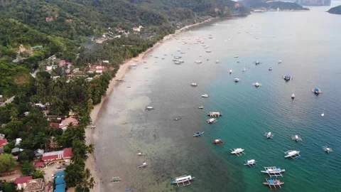 Drone footage of El Nido at sunset from a hidden beach in Palawan Видео 285803660