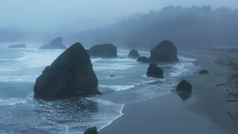 Drone footage of the the endless, mighty ocean as seen from the rocky cliffs 스톡 동영상 168105253