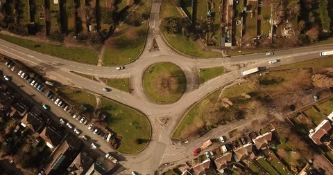 Drone footage hovering over a medium roundabout in an English town. Vídeos de archivo 87167597