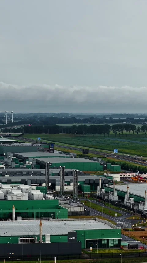Drone footage of industrial computing infrastructure in Middenmeer Stockbeeldmateriaal 346578242