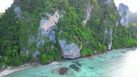 Drone Footage at Koh Phi Phi in Thailand 스톡 동영상 197993045