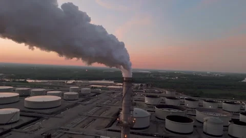 Drone Footage of Large Oil Processing Plant and Energy Infrastructure Vídeo Stock 347640656