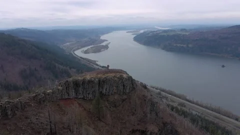 Drone footage orbiting Angel's Rest hiking viewpoint in Oregon. Stockbeeldmateriaal 243249726