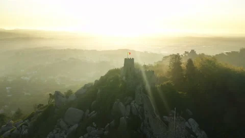 Drone footage of The Palacio da Pena at the top of a steep hill 스톡 동영상 162293907