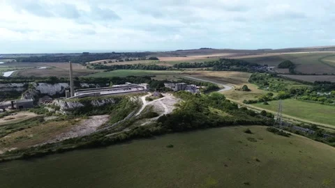Drone footage panning left to right over a historic cement works and limestone Vidéo 345774027