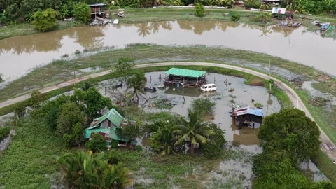 Drone footage Perai flood affecting riverside homes Видео 329360447