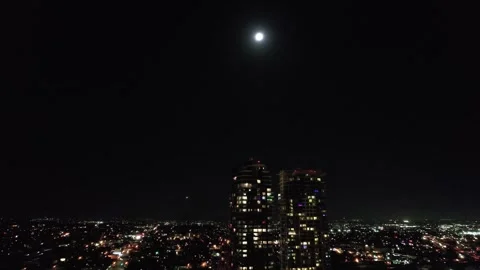 Drone footage pulling back from the illuminated downtown San Diego skyline with Stockbeeldmateriaal 332678812