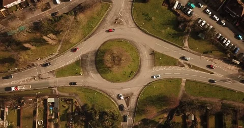 Drone footage rotating right over a medium roundabout in an English town. Stock-Footage 87167537
