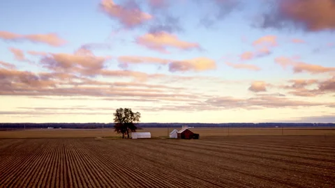 Drone footage showcasing wide-open Midwestern farmland near Peoria 動画素材 328779146