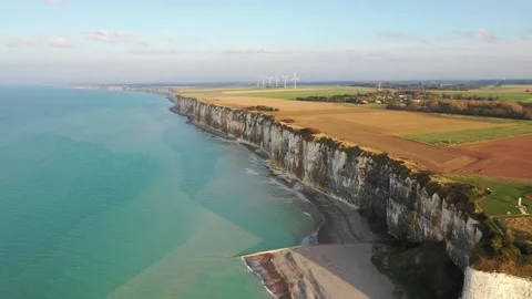 Drone footage showing the dramatic white chalk cliffs and coastline of Saint 動画素材 346666397