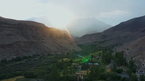 Drone footage of sunset in the mountainous valley of ladakh Vídeo Stock 123768116