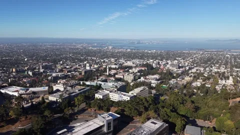 Drone footage of UC Berkeley campus and San Francisco bay Vidéo 341491261