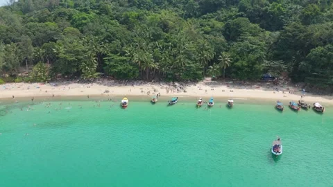 Drone Forward Approach Banana Beach Phuket - Longtail Boats Reveal Vídeos de archivo 332115851