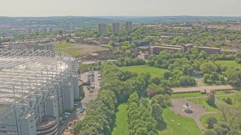 Drone forward flight above Leazes Park and St James' Park in Newcastle upon 库存影片 339207798
