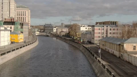 Drone forward flight along narrow urban river Vidéo 322957259