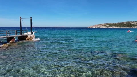 Drone Forward Flight Over Crystal Clear Turquoise Water Toward Wooden Pi Vídeo Stock 333729070