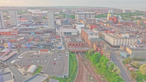 Drone forward flyover above Sunderland city centre over railway corridor and Vidéo 340009819
