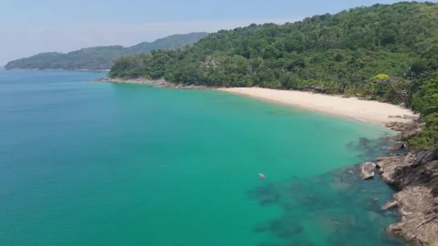 Drone Forward Flyover to Banana Beach Phuket - Horizon Ascend Reveal Vídeos de archivo 332115829
