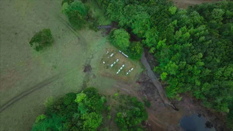 Drone forward tracking descending to plain Vídeos de archivo 340994214