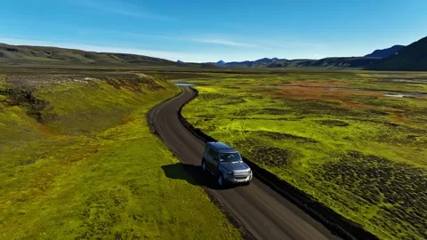 Drone front-follow of an SUV on a winding Iceland highland dirt road through Vídeo Stock 331079433