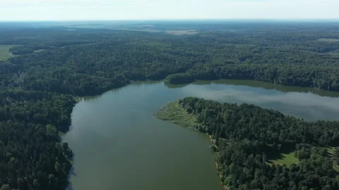 Drone gently lowering over calm river Video stock 320122088
