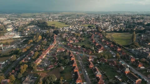 Drone glides over quiet suburban streets lined with red-tiled homes Vidéo 343562892