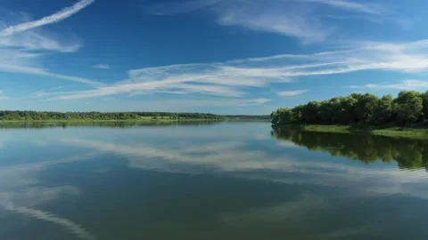 Drone gliding low above still river Vidéo 320122533