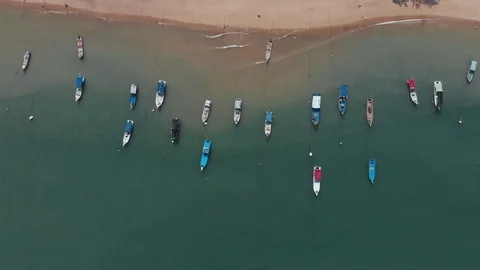 The drone goes down with the camera lowered. Sandy beach Langkawi, Malaysia Video stock 106808008