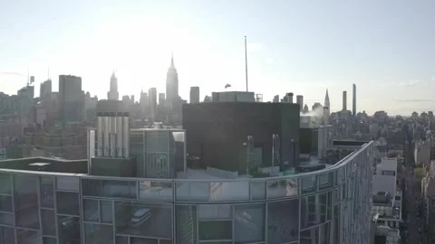 Drone goes down from New York skyline to glass facade apartment near High Line Vídeos de archivo 248536536