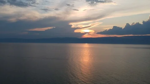 The drone gradually flies over the surface of the water. Lake Baikal, nature of Vídeos de archivo 128319601