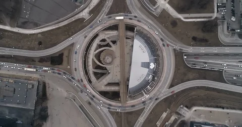 The drone hangs in the air over the Zi?tek roundabout in the center of Katowi 스톡 동영상 106838006