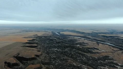 Drone high angle video of Horsethief Canyon and Red Deer River, Alberta, Canada Video stock 197005925
