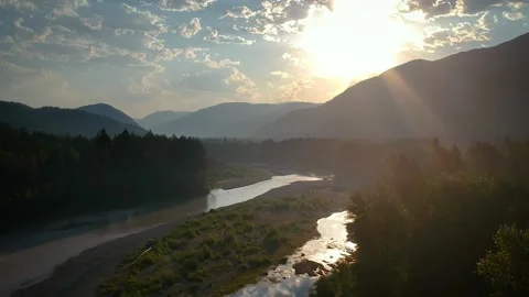Drone - high over calm river - Truck Right to Left 库存影片 136551871