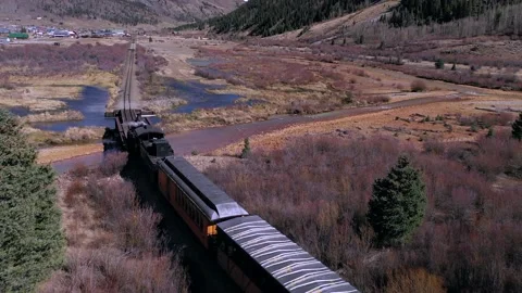 Drone:  Historic Train Pulls Into Silverton, Colorado Vidéo 163858611