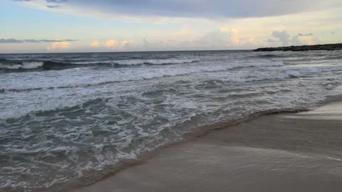 Drone hover low over rough waves on the beach 库存影片 163944322