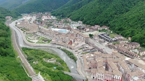 Drone hovering above city in green mountain valley, D-Log footage Vidéo 321018854